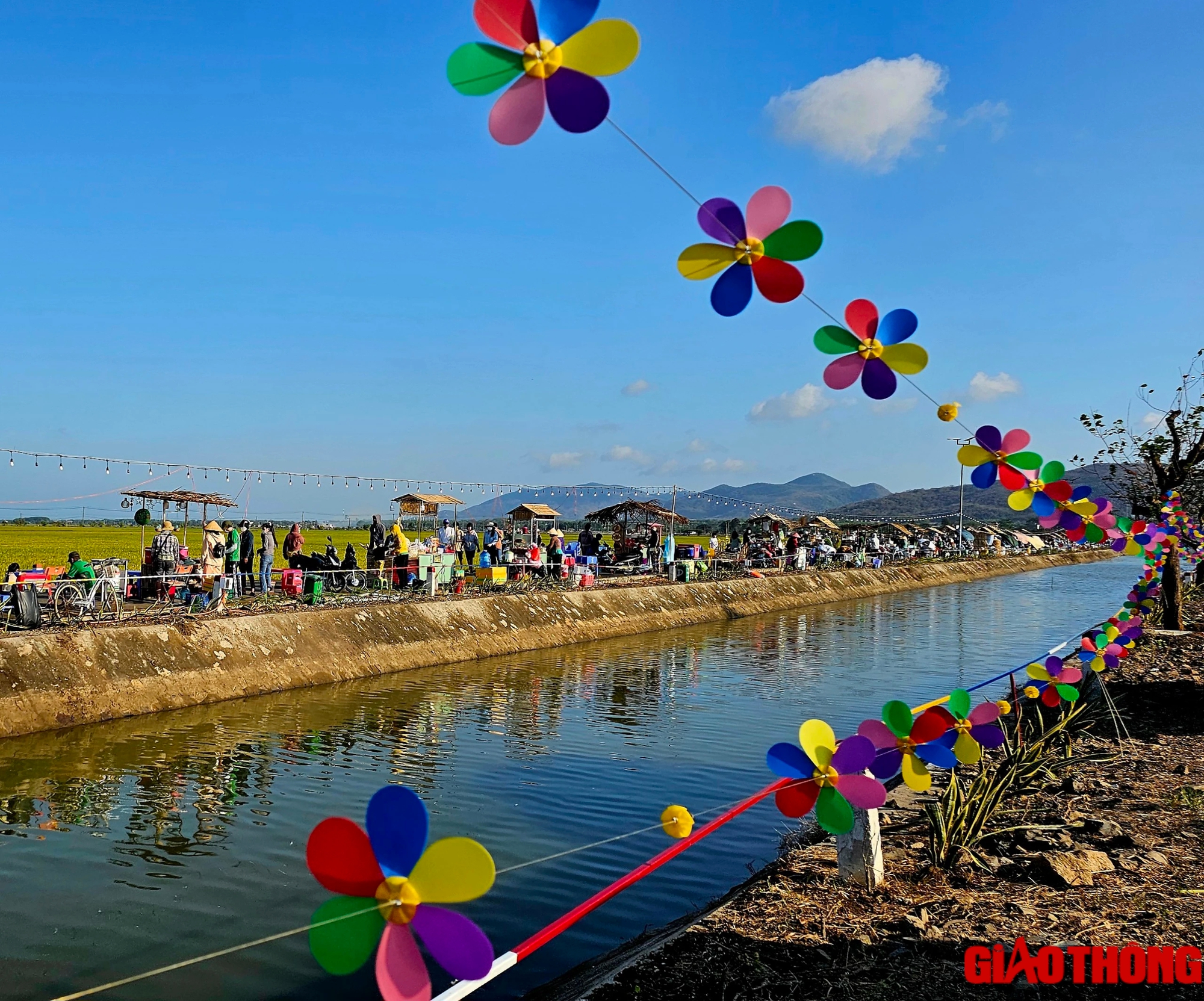 Độc đáo chợ ẩm thực ven kênh, đi ô tô ra giữa đồng lúa mát rượi ăn uống- Ảnh 7. Độc đáo chợ ẩm thực ven kênh, đi ô tô ra giữa đồng lúa mát rượi ăn uống- Ảnh 7.
