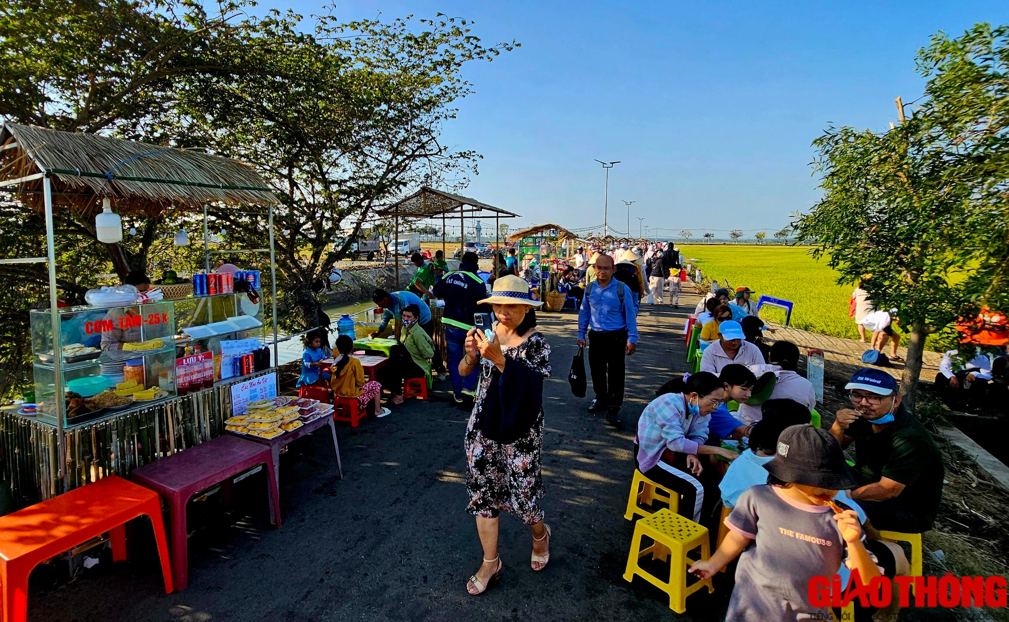 Độc đáo chợ ẩm thực ven kênh, đi ô tô ra giữa đồng lúa mát rượi ăn uống- Ảnh 9. Độc đáo chợ ẩm thực ven kênh, đi ô tô ra giữa đồng lúa mát rượi ăn uống- Ảnh 9.
