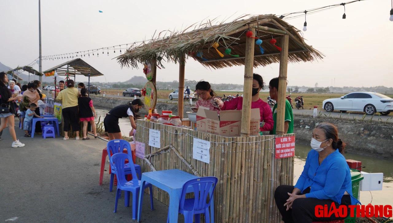 Độc đáo chợ ẩm thực ven kênh, đi ô tô ra giữa đồng lúa mát rượi ăn uống- Ảnh 10. Độc đáo chợ ẩm thực ven kênh, đi ô tô ra giữa đồng lúa mát rượi ăn uống- Ảnh 10.