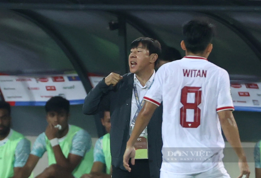 Cận cảnh hai phong cách, thần thái trái ngược của ông Troussier và Shin Tae-yong trên sân Mỹ Đình- Ảnh 2. Cận cảnh hai phong cách, thần thái trái ngược của ông Troussier và Shin Tae-yong trên sân Mỹ Đình- Ảnh 2.