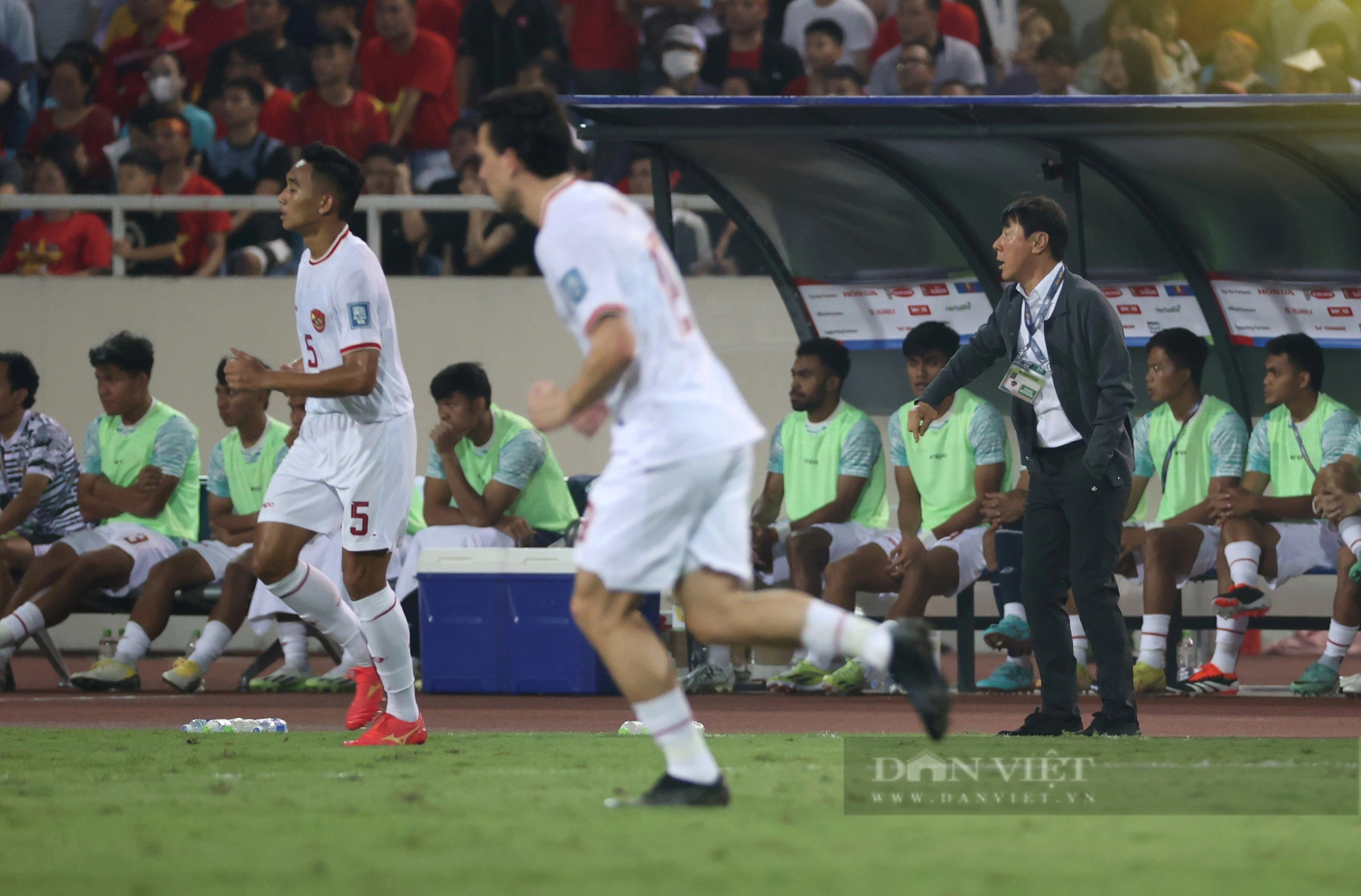 Cận cảnh hai phong cách, thần thái trái ngược của ông Troussier và Shin Tae-yong trên sân Mỹ Đình- Ảnh 4. Cận cảnh hai phong cách, thần thái trái ngược của ông Troussier và Shin Tae-yong trên sân Mỹ Đình- Ảnh 4.