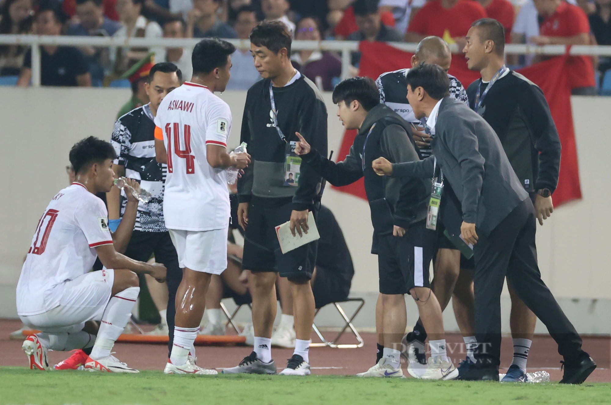 Cận cảnh hai phong cách, thần thái trái ngược của ông Troussier và Shin Tae-yong trên sân Mỹ Đình- Ảnh 3. Cận cảnh hai phong cách, thần thái trái ngược của ông Troussier và Shin Tae-yong trên sân Mỹ Đình- Ảnh 3.