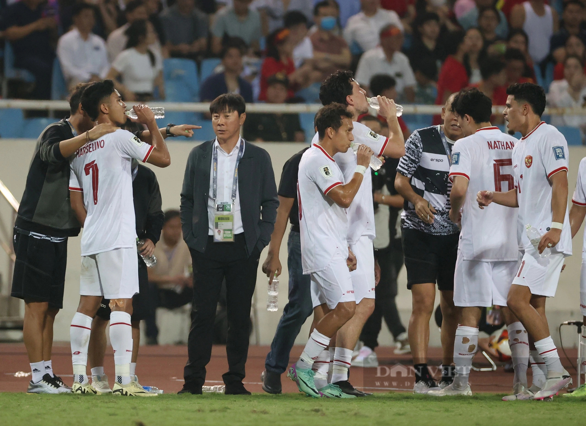 Cận cảnh hai phong cách, thần thái trái ngược của ông Troussier và Shin Tae-yong trên sân Mỹ Đình- Ảnh 5. Cận cảnh hai phong cách, thần thái trái ngược của ông Troussier và Shin Tae-yong trên sân Mỹ Đình- Ảnh 5.
