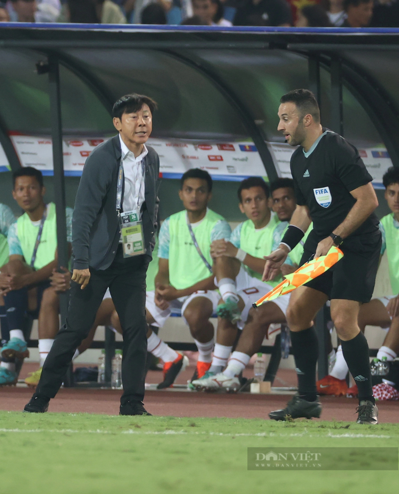Cận cảnh hai phong cách, thần thái trái ngược của ông Troussier và Shin Tae-yong trên sân Mỹ Đình- Ảnh 6. Cận cảnh hai phong cách, thần thái trái ngược của ông Troussier và Shin Tae-yong trên sân Mỹ Đình- Ảnh 6.