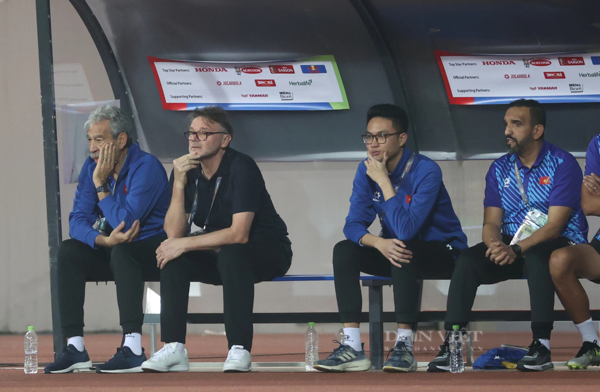 Cận cảnh hai phong cách, thần thái trái ngược của ông Troussier và Shin Tae-yong trên sân Mỹ Đình- Ảnh 7. Cận cảnh hai phong cách, thần thái trái ngược của ông Troussier và Shin Tae-yong trên sân Mỹ Đình- Ảnh 7.