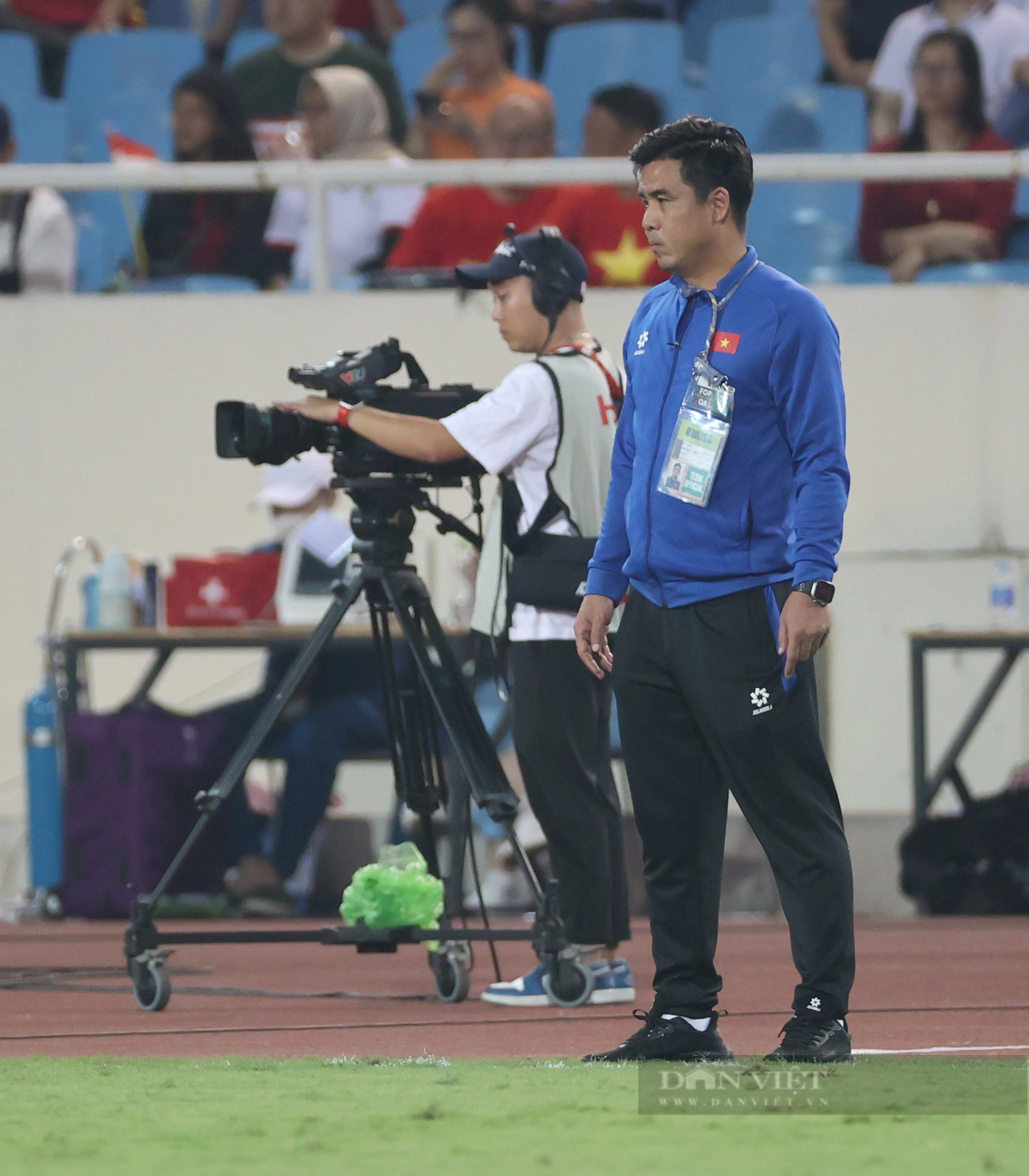 Cận cảnh hai phong cách, thần thái trái ngược của ông Troussier và Shin Tae-yong trên sân Mỹ Đình- Ảnh 9. Cận cảnh hai phong cách, thần thái trái ngược của ông Troussier và Shin Tae-yong trên sân Mỹ Đình- Ảnh 9.