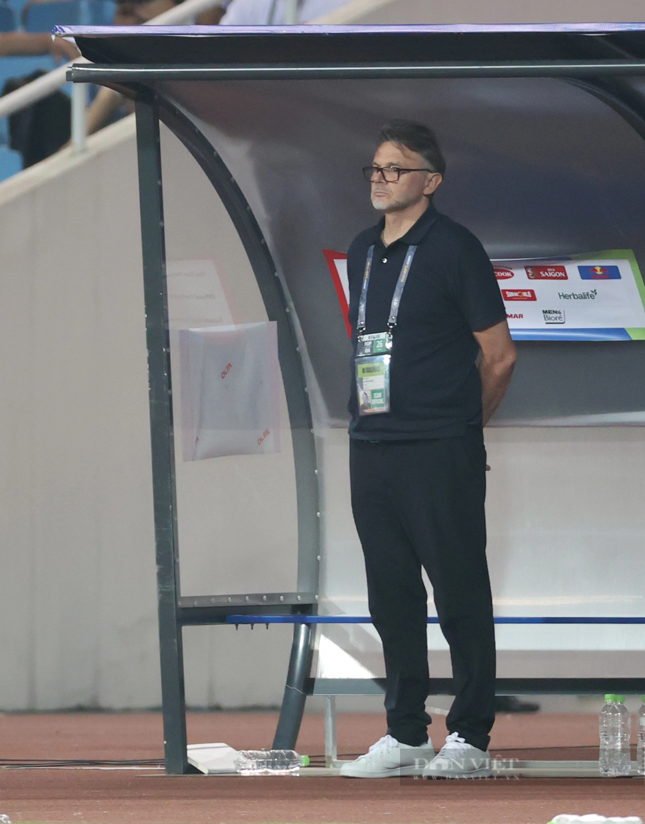 Cận cảnh hai phong cách, thần thái trái ngược của ông Troussier và Shin Tae-yong trên sân Mỹ Đình- Ảnh 8. Cận cảnh hai phong cách, thần thái trái ngược của ông Troussier và Shin Tae-yong trên sân Mỹ Đình- Ảnh 8.