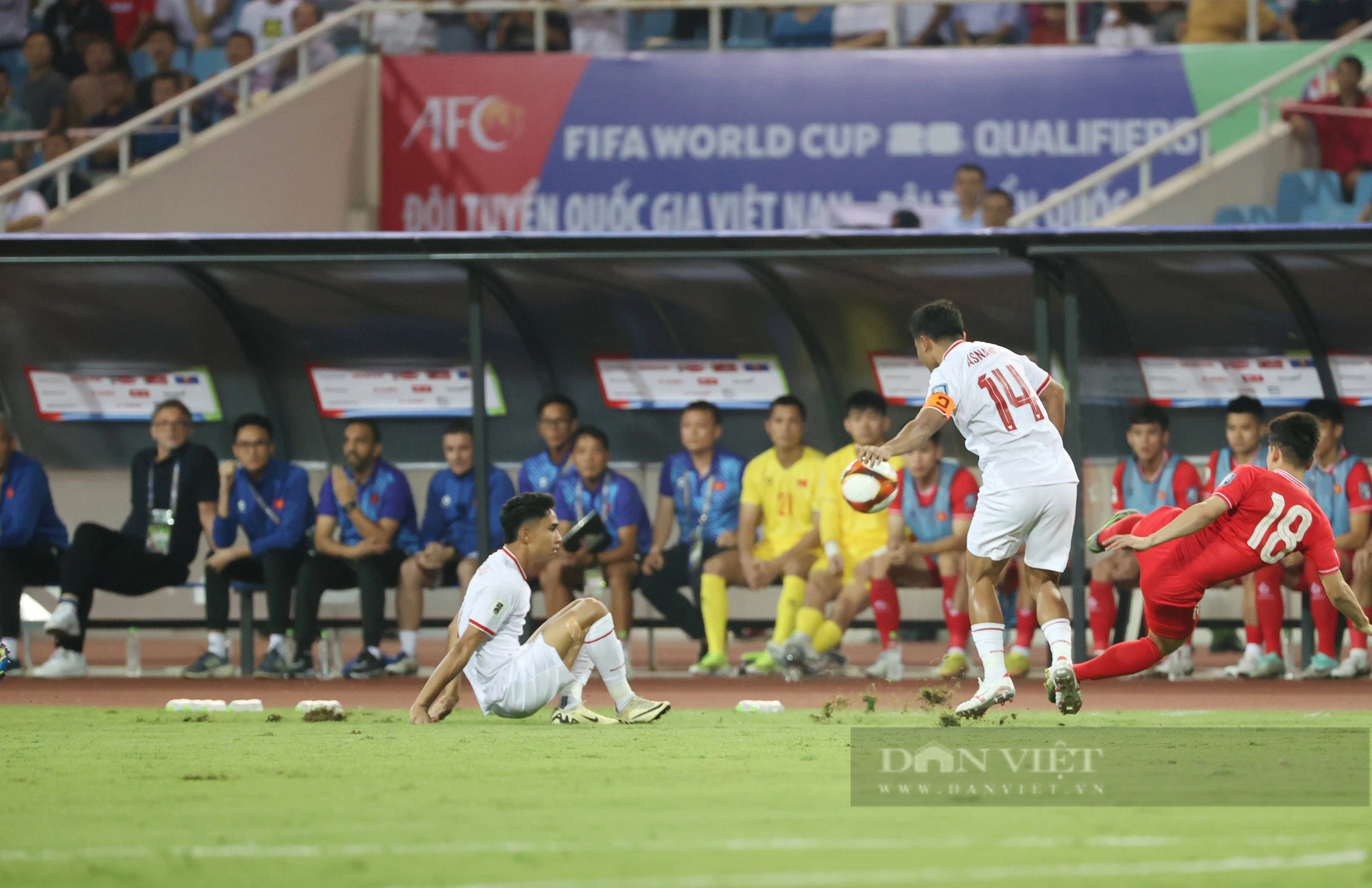 Cận cảnh hai phong cách, thần thái trái ngược của ông Troussier và Shin Tae-yong trên sân Mỹ Đình- Ảnh 10. Cận cảnh hai phong cách, thần thái trái ngược của ông Troussier và Shin Tae-yong trên sân Mỹ Đình- Ảnh 10.