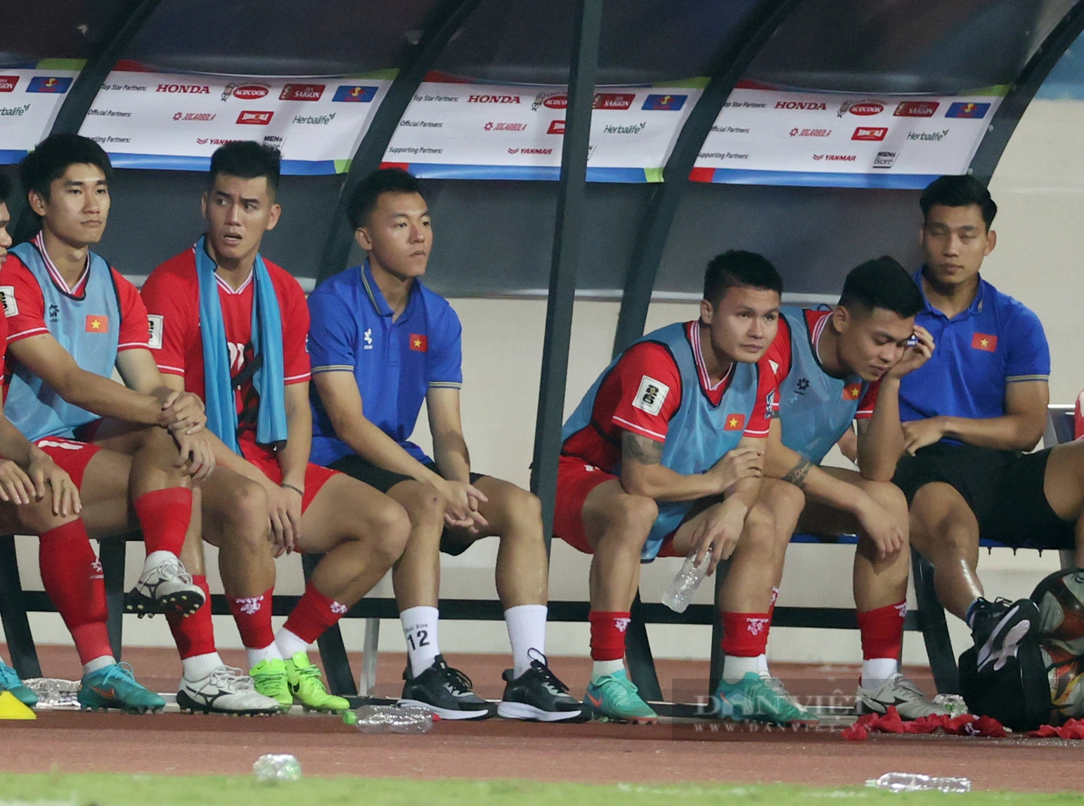 Cận cảnh hai phong cách, thần thái trái ngược của ông Troussier và Shin Tae-yong trên sân Mỹ Đình- Ảnh 11. Cận cảnh hai phong cách, thần thái trái ngược của ông Troussier và Shin Tae-yong trên sân Mỹ Đình- Ảnh 11.