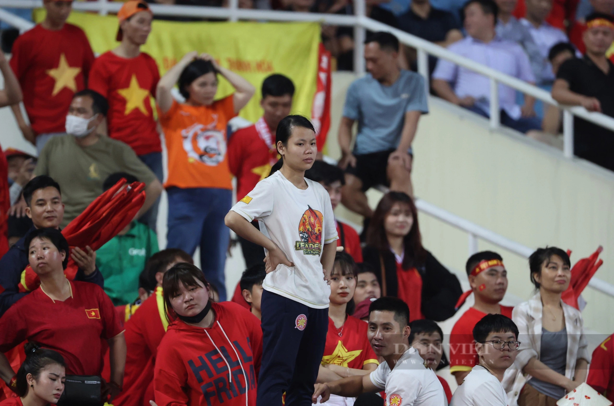 Cận cảnh hai phong cách, thần thái trái ngược của ông Troussier và Shin Tae-yong trên sân Mỹ Đình- Ảnh 12. Cận cảnh hai phong cách, thần thái trái ngược của ông Troussier và Shin Tae-yong trên sân Mỹ Đình- Ảnh 12.