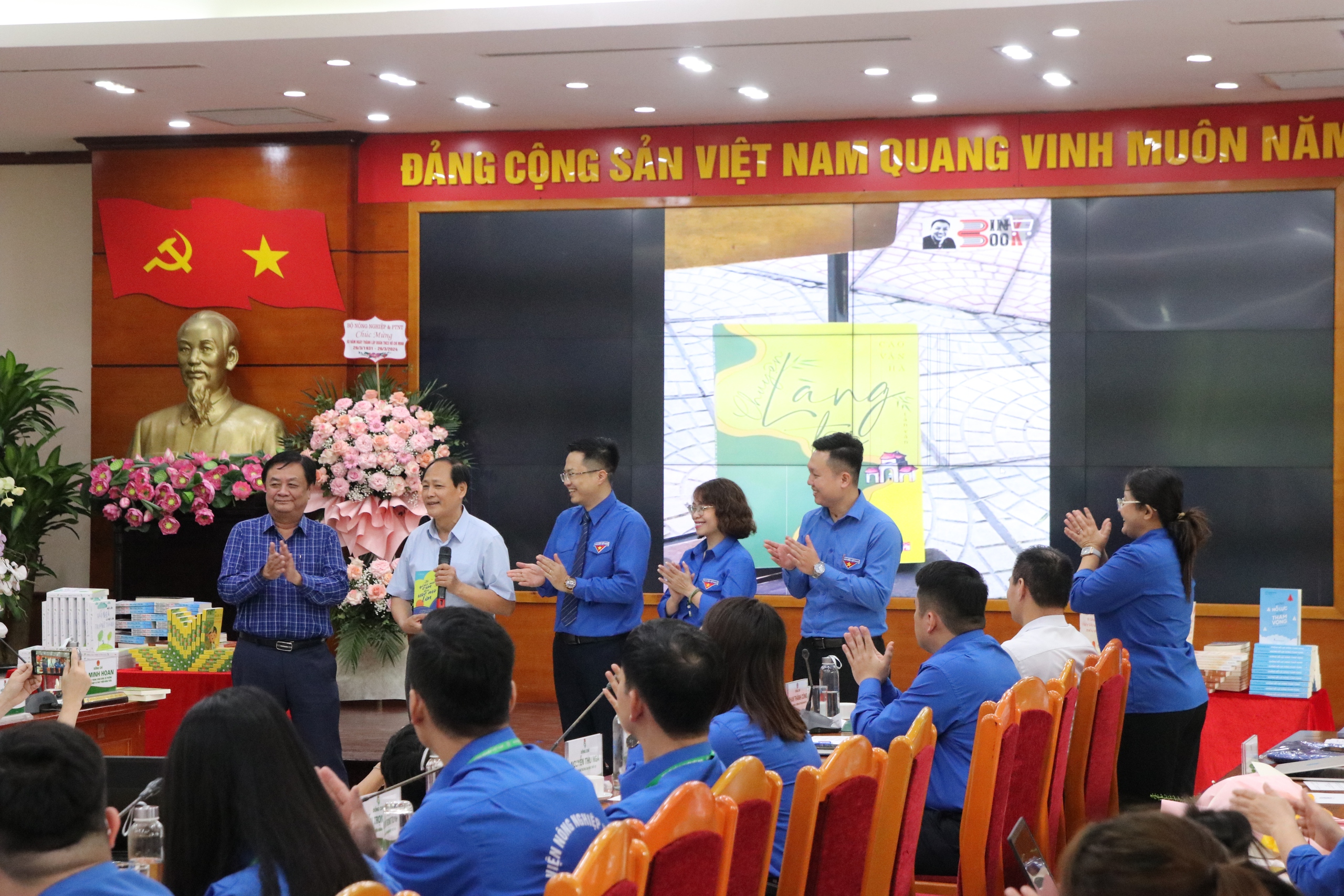 Bộ trưởng Lê Minh Hoan: Mỗi người trẻ, nếu trở về sẽ góp phần kích hoạt, sống dậy làng quê- Ảnh 2. Bộ trưởng Lê Minh Hoan: Mỗi người trẻ, nếu trở về sẽ góp phần kích hoạt, sống dậy làng quê- Ảnh 2.