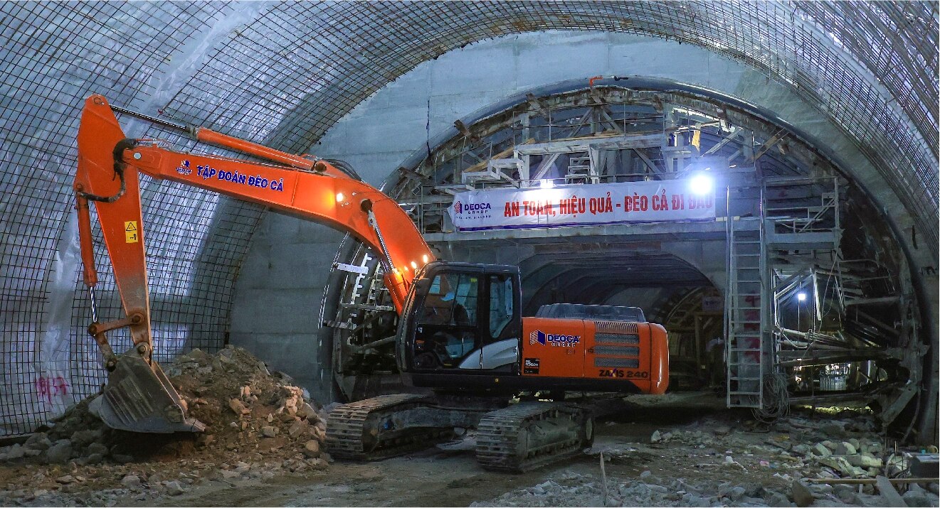 Quá trình thi công hầm Núi Vung gặp phải địa chất yếu, trong 4 tháng liên tục, việc thi công nhiều lần phải tạm dừng để tối ưu giải pháp thi công, bảo đảm an toàn