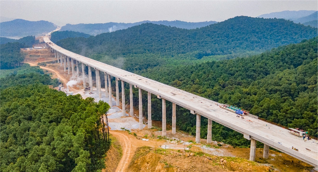 Cầu Thần Vũ 2 là cây cầu vượt địa hình có chiều dài lớn nhất (gần 1.3000m) cao tốc đoạn Diễn Châu - Bãi Vọt gồm 31 trụ, 2 mố với 32 nhịp, 224 dầm