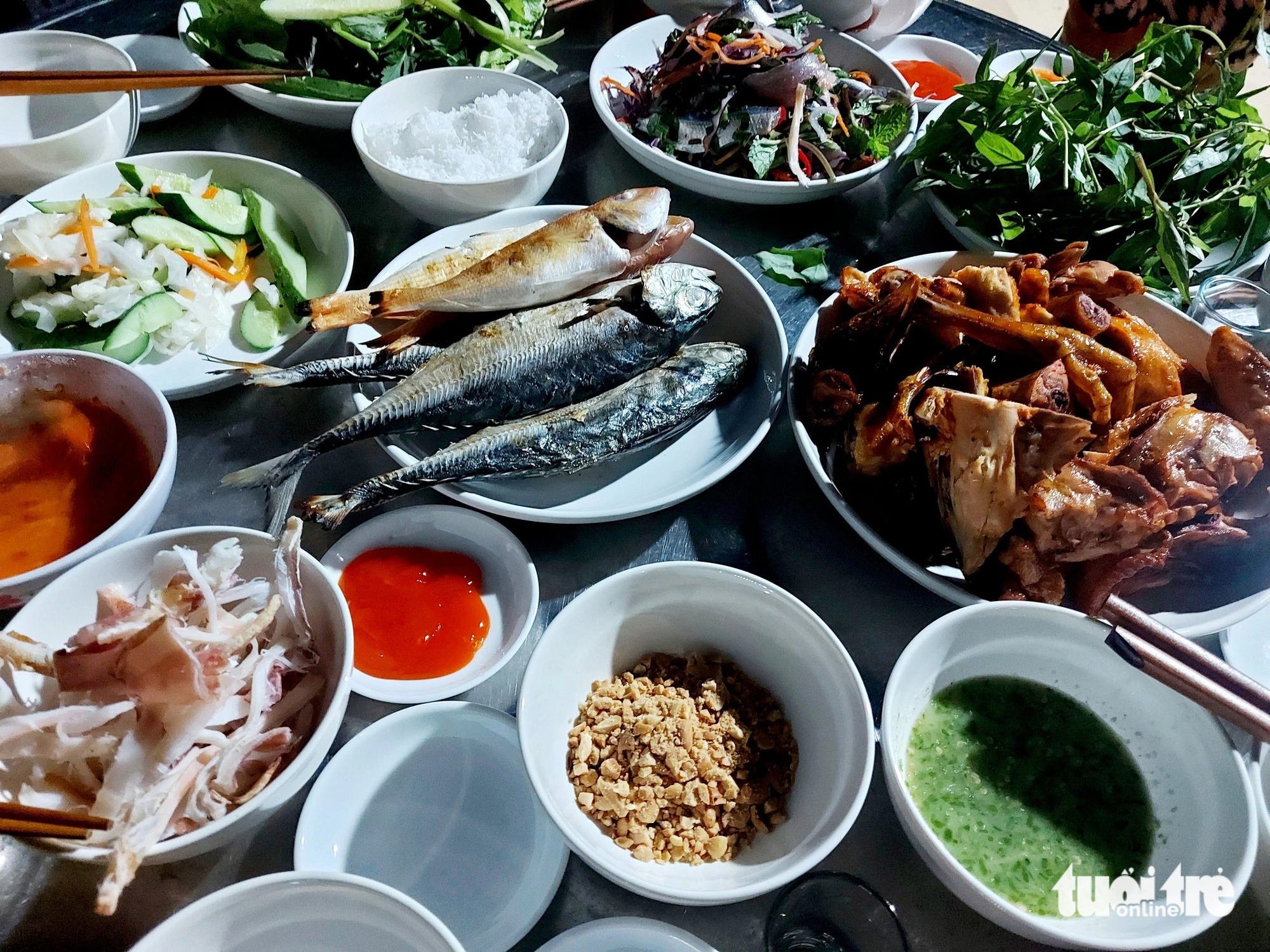 Phú Quốc ưu đãi giá, đi chợ hộ để hút khách dịp lễ 30-4- Ảnh 2. Dịp lễ 30-4 và hè 2024 sắp tới, du khách đến lưu trú ở các homestay phường Dương Đông (TP Phú Quốc) sẽ được người dân đi chợ hộ, nấu những bữa ăn ngon, dinh dưỡng, phù hợp túi tiền - Ảnh: CHÍ CÔNG