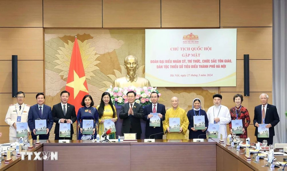 Chủ tịch Quốc hội Vương Đình Huệ tặng quà cho các đại biểu. Ảnh: Nhan Sáng/TTXVN