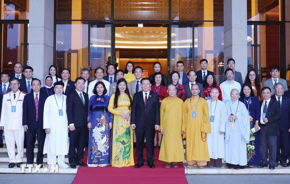 Chủ tịch Quốc hội Vương Đình Huệ với các đại biểu. Ảnh: Nhan Sáng/TTXVN