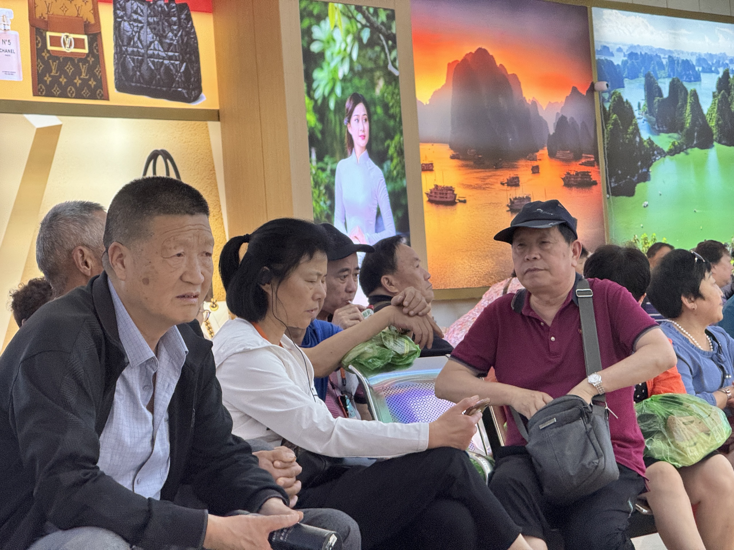 Cửa hàng 'lạ' chuyên đón khách cao tuổi Trung Quốc, nguy cơ tái diễn tour 0 đồng- Ảnh 6. Cửa hàng 'lạ' chuyên đón khách cao tuổi Trung Quốc, nguy cơ tái diễn tour 0 đồng- Ảnh 6.
