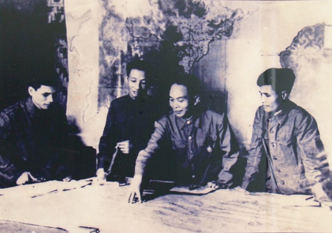 Đại tướng Võ Nguyên Giáp cùng các cộng sự họp bàn về chiến dịch. Ảnh tư liệu