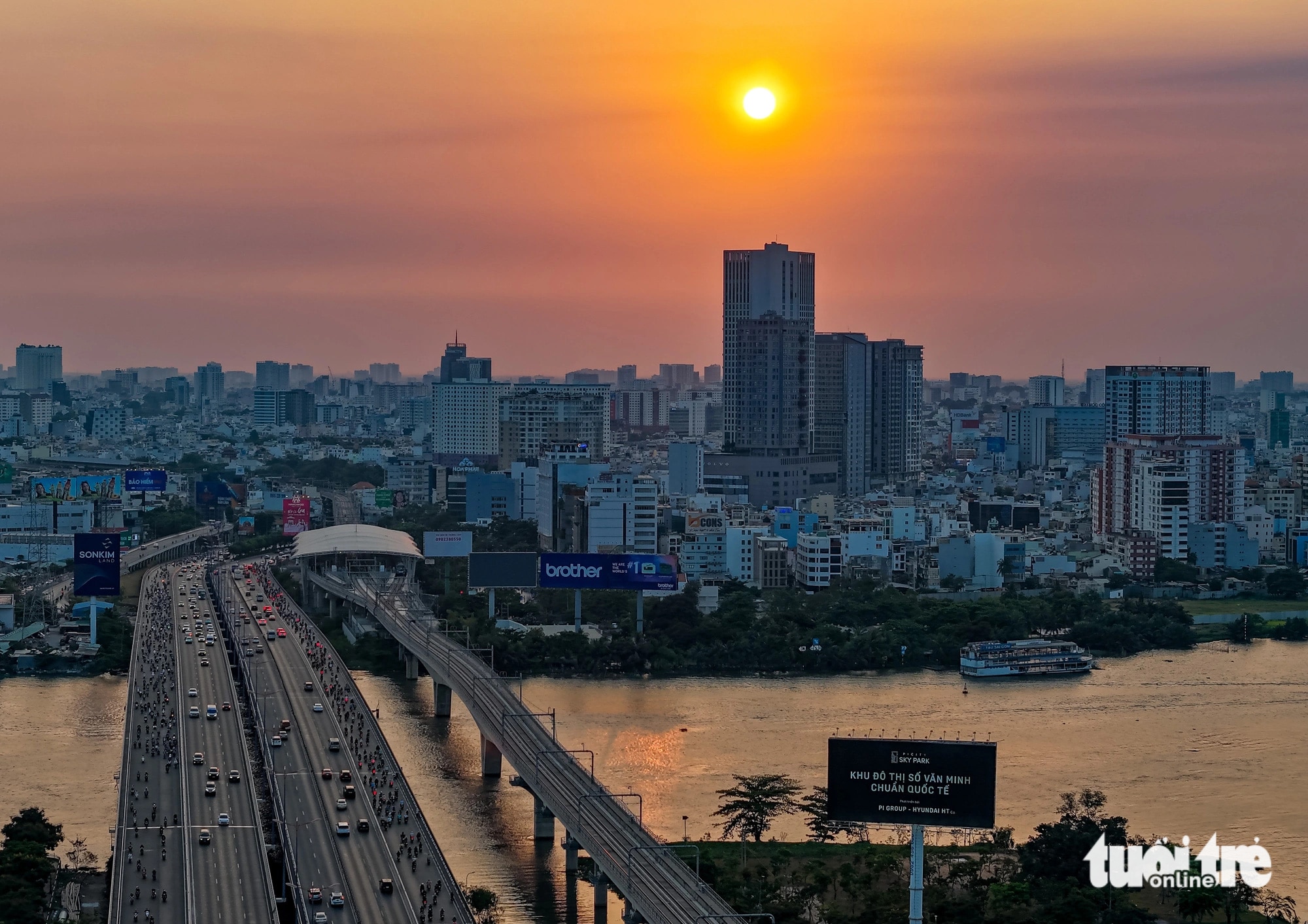 Góc ngắm hoàng hôn từ chân cầu Sài Gòn hướng về quận Bình Thạnh. Ghi nhận chiều 25-3 - Ảnh: CHÂU TUẤN