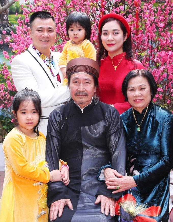Nghệ sĩ Minh Phức, Tự Lẫm bên gia đình con trai cả - Tự Long. Ảnh: Nhân vật cung cấp