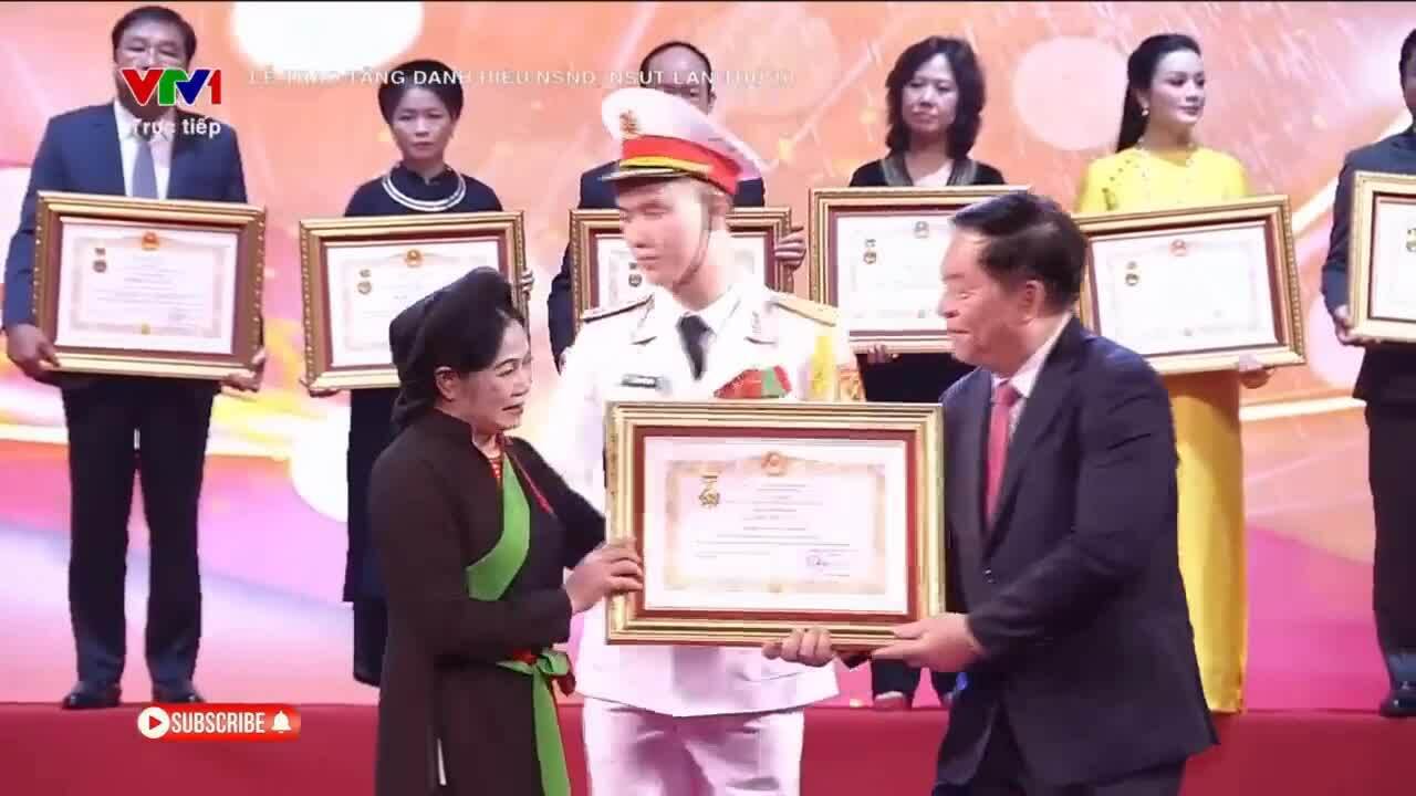 Mẹ nghệ sĩ Tự Long nhận danh hiệu NSƯT