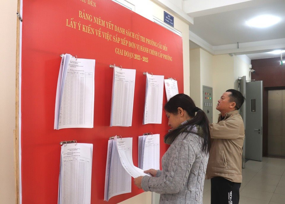 Người dân phường Cầu Dền (quận Hai Bà Trưng) xem danh sách cử tri lấy ý kiến việc sắp xếp đơn vị hành chính phường.