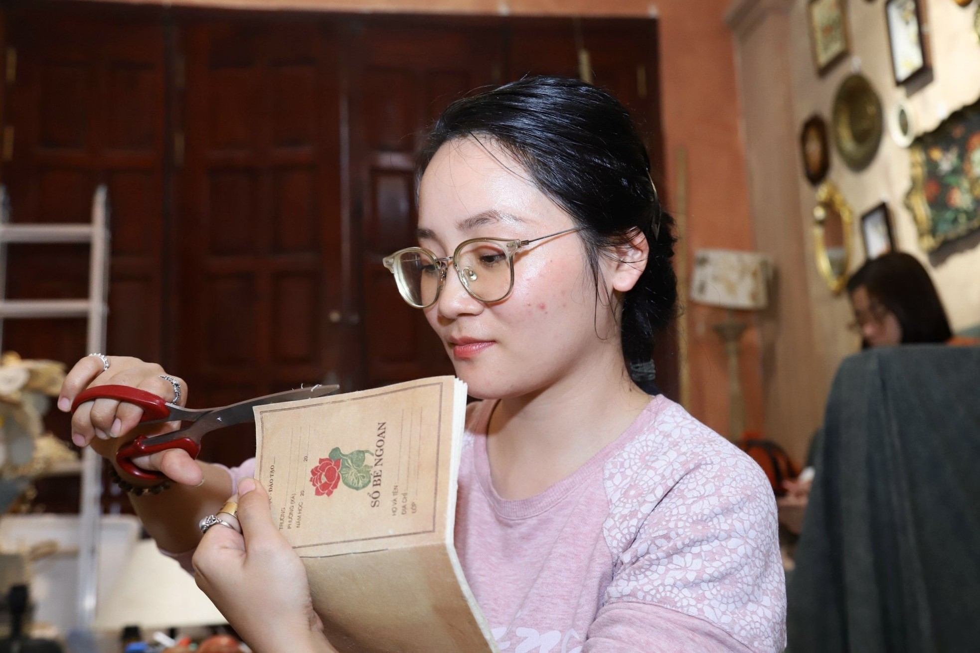 Cô gái Hà thành 'thổi hồn' giấy thủ công truyền thống ảnh 2