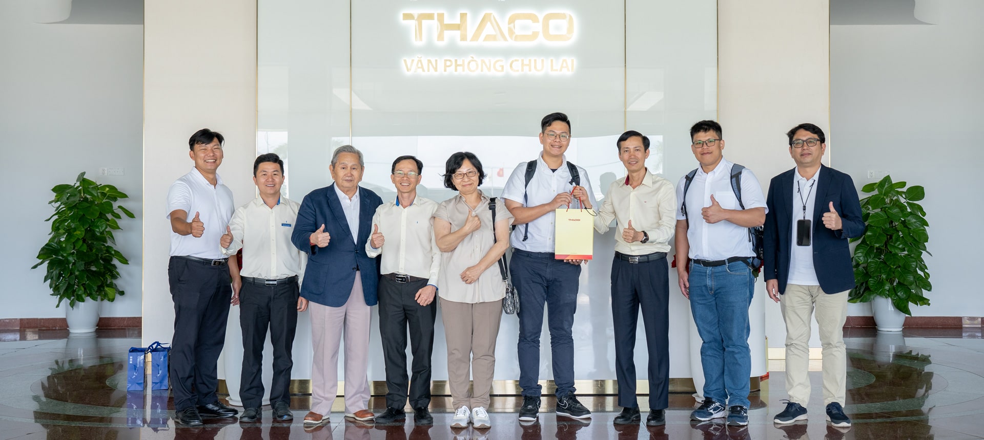 Ban Lãnh đạo THILOGI và đoàn tham quan chụp hình lưu niệm Ban-Lãnh-đạo-THILOGI-và-đoàn-tham-quan-chụp-hình-lưu-niệm