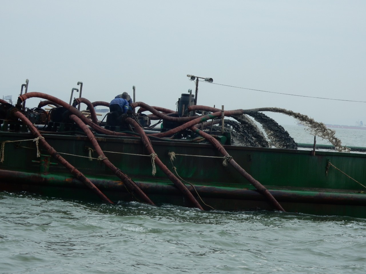 Công an TP.HCM đề nghị truy tố 24 'cát tặc' biển Cần Giờ
- Ảnh 3. Công an TP.HCM đề nghị truy tố 24 'cát tặc' biển Cần Giờ
- Ảnh 3.