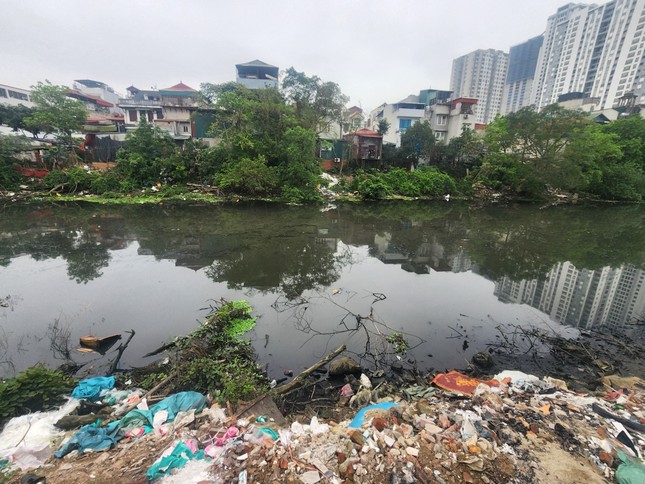 Cận cảnh sông Nhuệ ô nhiễm vừa được Bộ Nông nghiệp nêu giải pháp hồi sinh ảnh 6