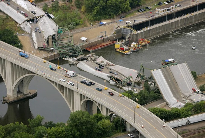 Hiện trường vụ sập cầu cao tốc liên bang I-35W ở Minneapolis, bang Minnesota hồi tháng 8/2007. Ảnh: MinnPost