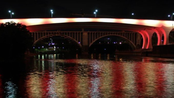 Cầu Saint Anthony Falls I-35W ở Minneapolis thắp màu cờ bang Maryland tối 26/3. Ảnh: WMAR