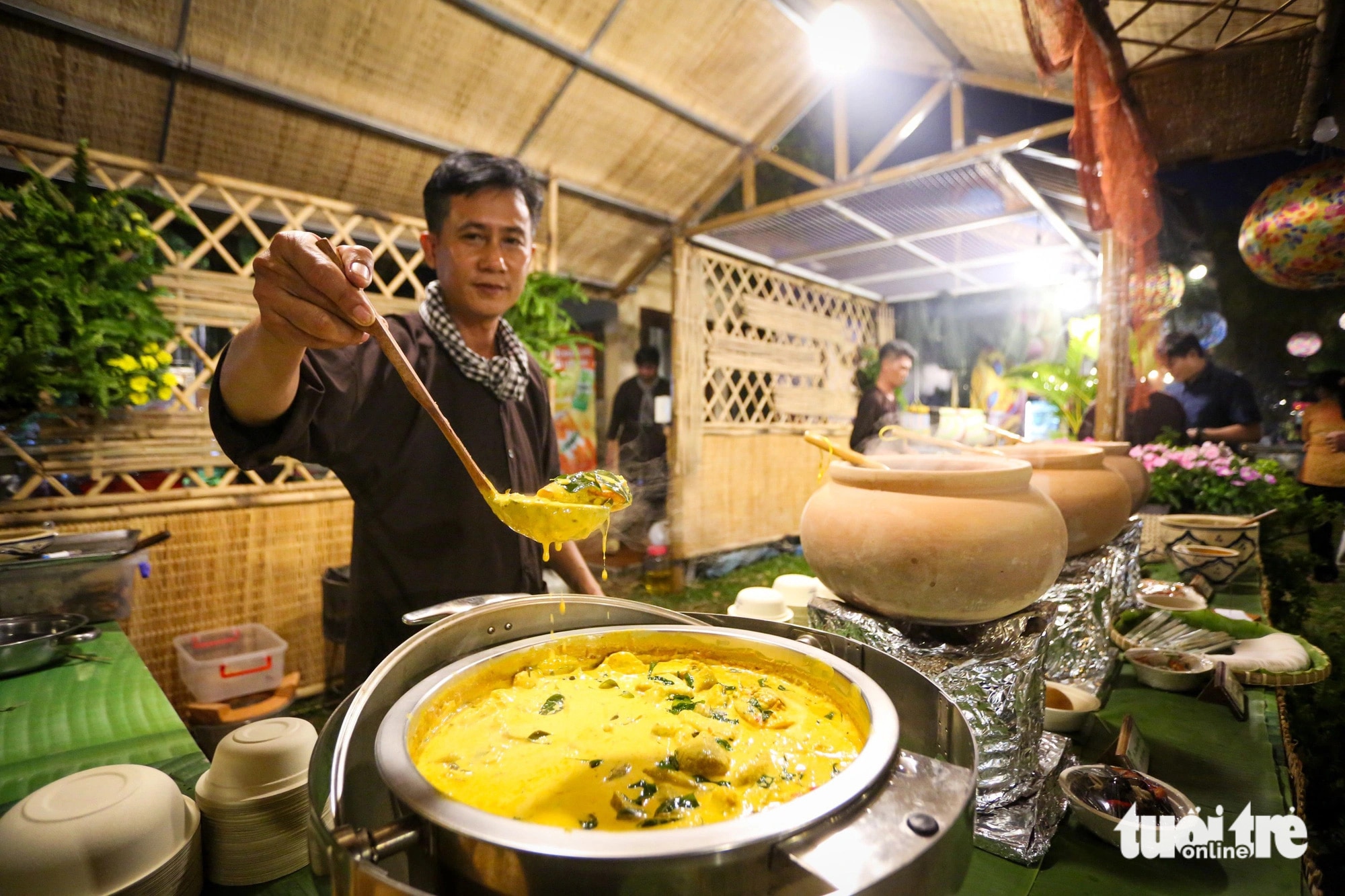 Cà ri tôm - món ăn đặc trưng độc đáo tại gian hàng ẩm thực miền Trung