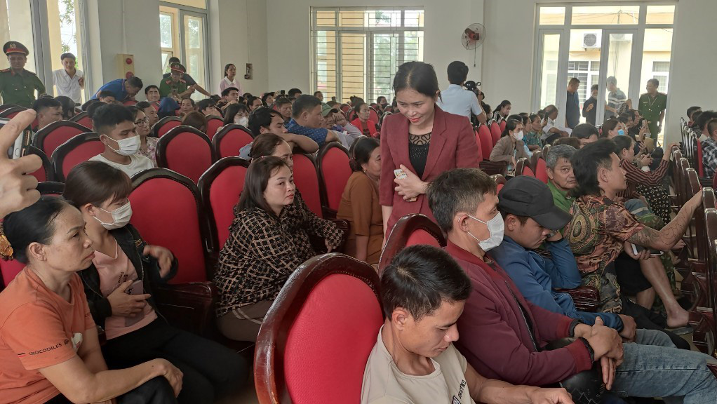 Đối thoại với người dân sau khi phụ huynh phản đối sáp nhập trường- Ảnh 2. Ngày 28-3, đông đảo người dân thị trấn Triệu Sơn tham gia buổi đối thoại với lãnh đạo UBND huyện Triệu Sơn (Thanh Hóa) về sáp nhập trường - Ảnh CTV