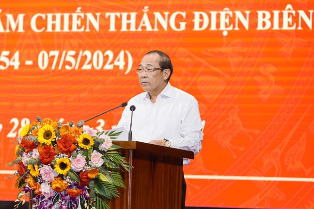 Phó Chủ tịch Ủy ban Trung ương Mặt trận Tổ quốc Việt Nam Hoàng Công Thủy báo cáo công tác vận động ủng hộ làm nhà Đại đoàn kết cho hộ nghèo tỉnh Điện Biên 
