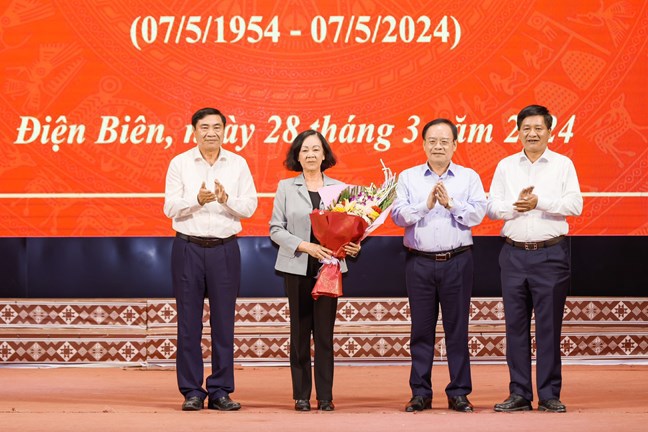 Tỉnh ủy Điện Biên trao Huy hiệu ''Vì sự nghiệp xây dựng và phát triển tỉnh Điện Biên'' cho Trưởng Ban Tổ chức Trung ương Trương Thị Mai vì có thành tích xuất sắc trong triển khai thực hiện Đề án 09 