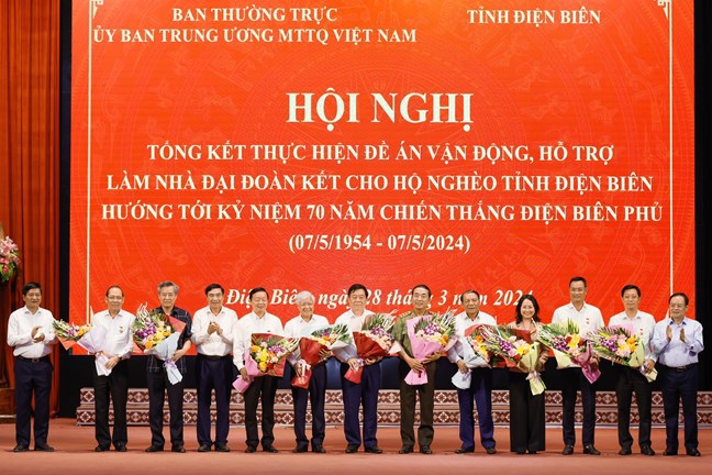  Tỉnh ủy Điện Biên trao Huy hiệu ''Vì sự nghiệp xây dựng và phát triển tỉnh Điện Biên'' cho các cá nhân có thành tích xuất sắc trong triển khai thực hiện Đề án 09