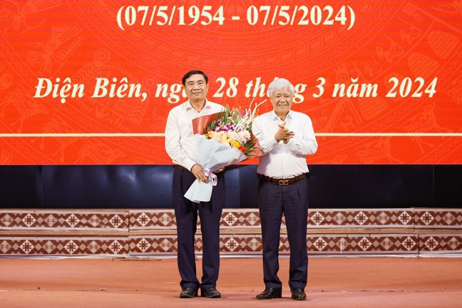  Chủ tịch Ủy ban Trung ương Mặt trận Tổ quốc Việt Nam Đỗ Văn Chiến trao Kỷ niệm chương ''Vì sự nghiệp Đại đoàn kết dân tộc” cho Bí thư Tỉnh ủy Điện Biên Trần Quốc Cường