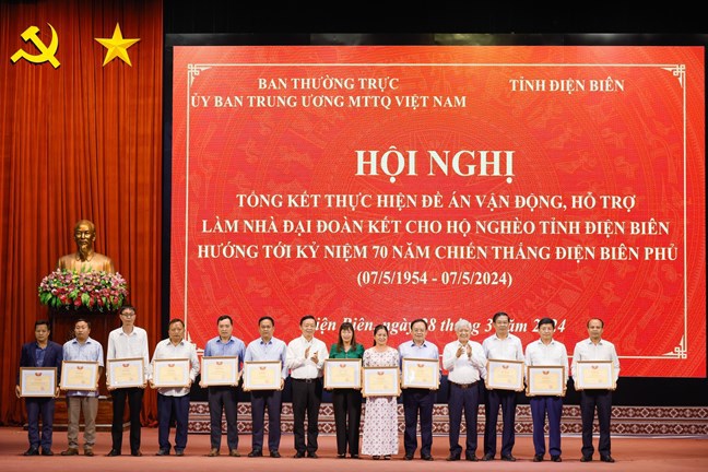 Chủ tịch Ủy ban Trung ương Mặt trận Tổ quốc Việt Nam Đỗ Văn Chiến và Phó Thủ tướng Chính phủ Trần Hồng Hà trao Bằng khen cho các cá nhân có thành tích xuất sắc trong triển khai thực hiện Đề án 09