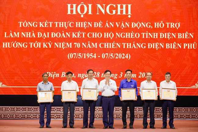 Trưởng ban Tuyên giáo Trung ương Nguyễn Trọng Nghĩa trao Bằng khen của Ủy ban Trung ương Mặt trận Tổ quốc Việt Nam cho 6 tập thể có thành tích xuất sắc trong triển khai thực hiện Đề án 09