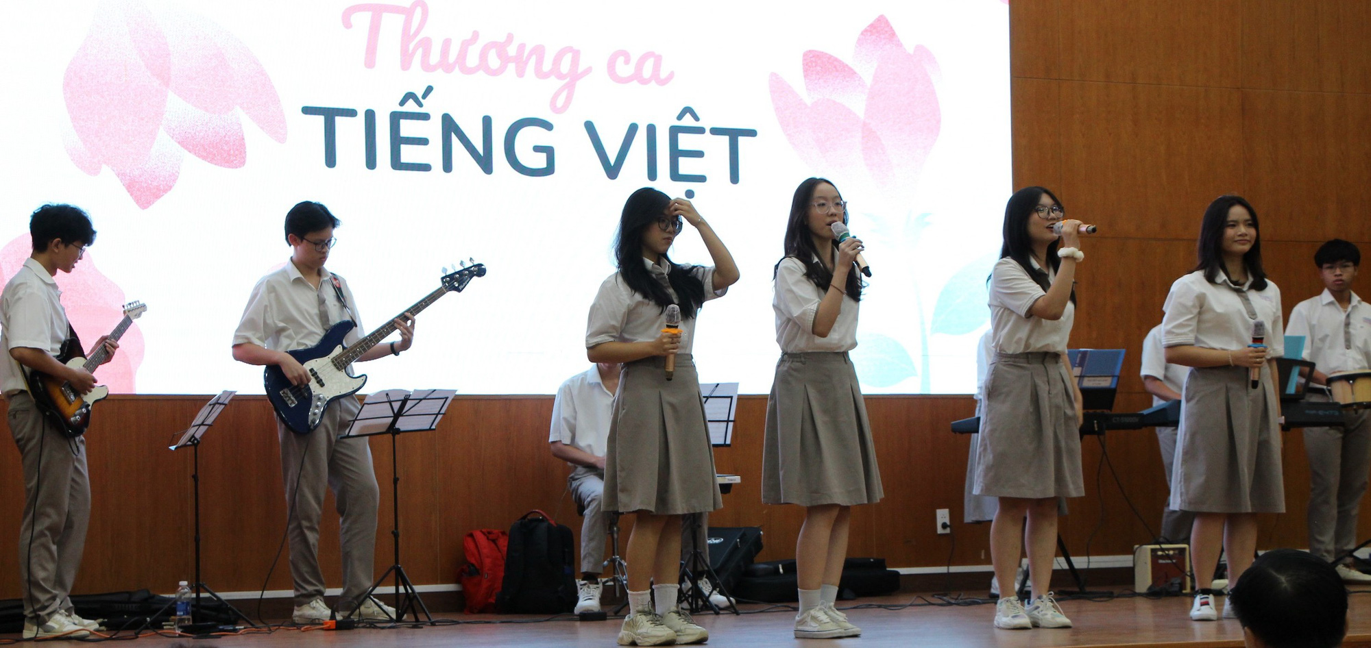 Đề thi Văn hay chữ tốt khiến học sinh 'hết bất ngờ này đến bất ngờ khác'- Ảnh 2. Tiết mục văn nghệ