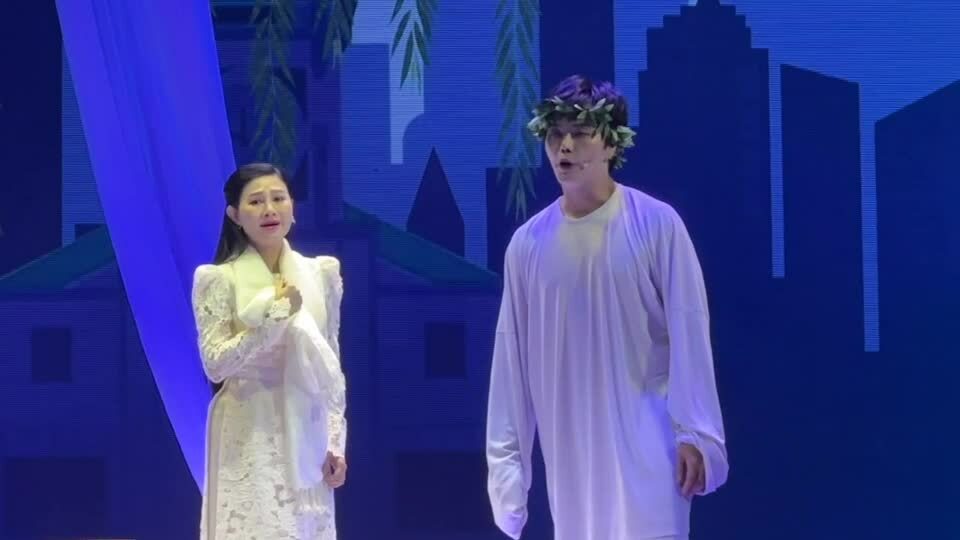 Tại buổi lễ, Quế Trân diễn trích đoạn "Cô đào hát" cùng Võ Minh Lâm