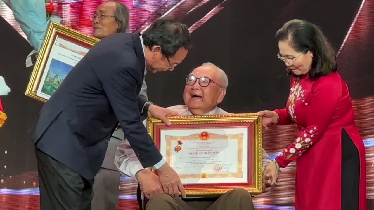 Hùng Minh ngồi xe lăn nhận danh hiệu Nghệ sĩ Nhân dân