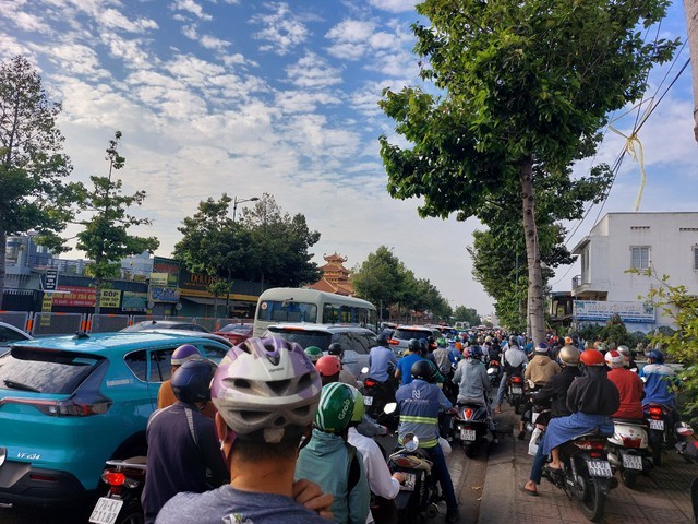 TP HCM: Phương tiện tăng đột biến trên đường Phạm Văn Đồng, kẹt xe kéo dài ảnh 2