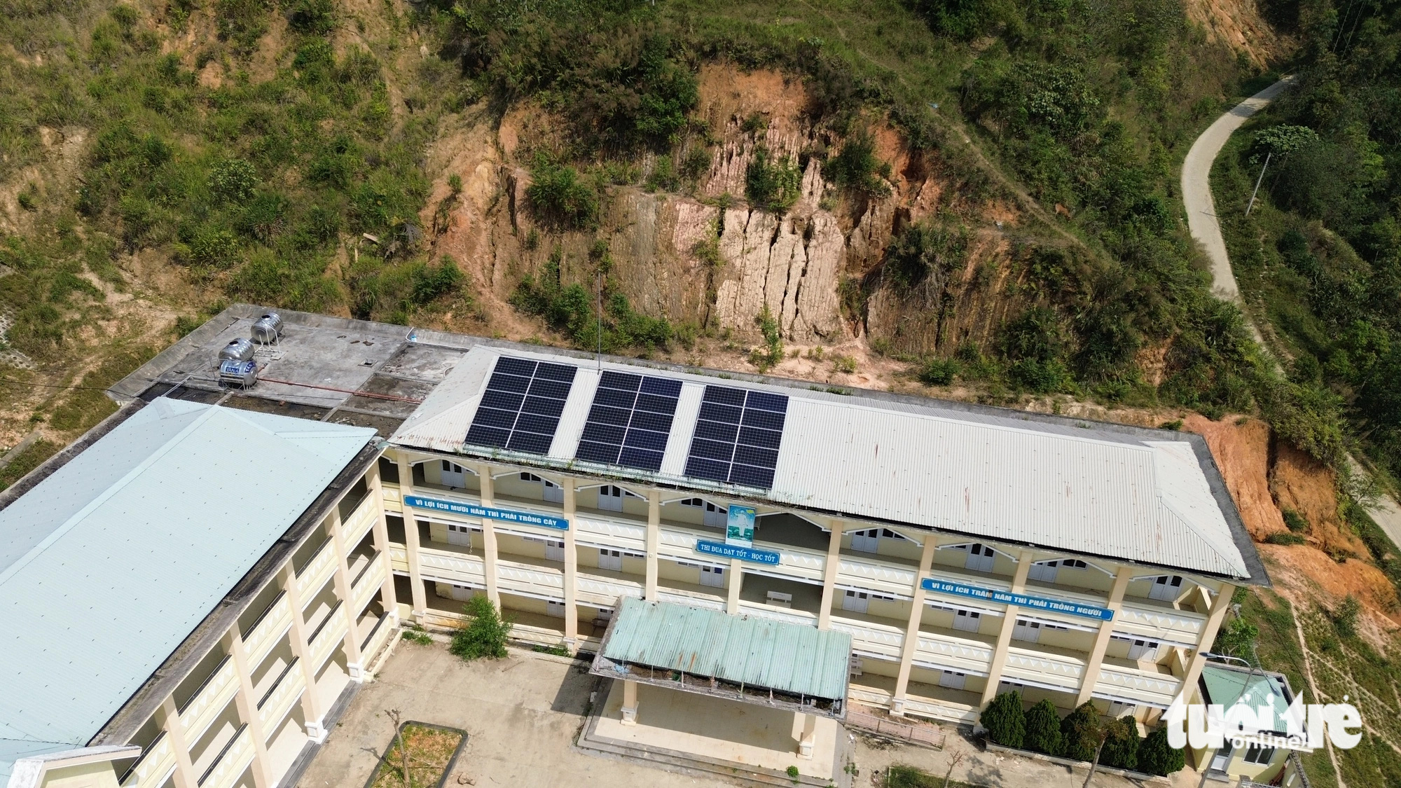 Xây trường 63 tỉ nằm cheo leo trên đồi, học sinh không thể học vì sợ...lở núi- Ảnh 3. Nhìn từ trên cao những vết nứt ở ngọn đồi đe dọa ngôi trường, vì vậy học sinh phải đến điểm trường khác học để đảm bảo an toàn - Ảnh: LÊ TRUNG