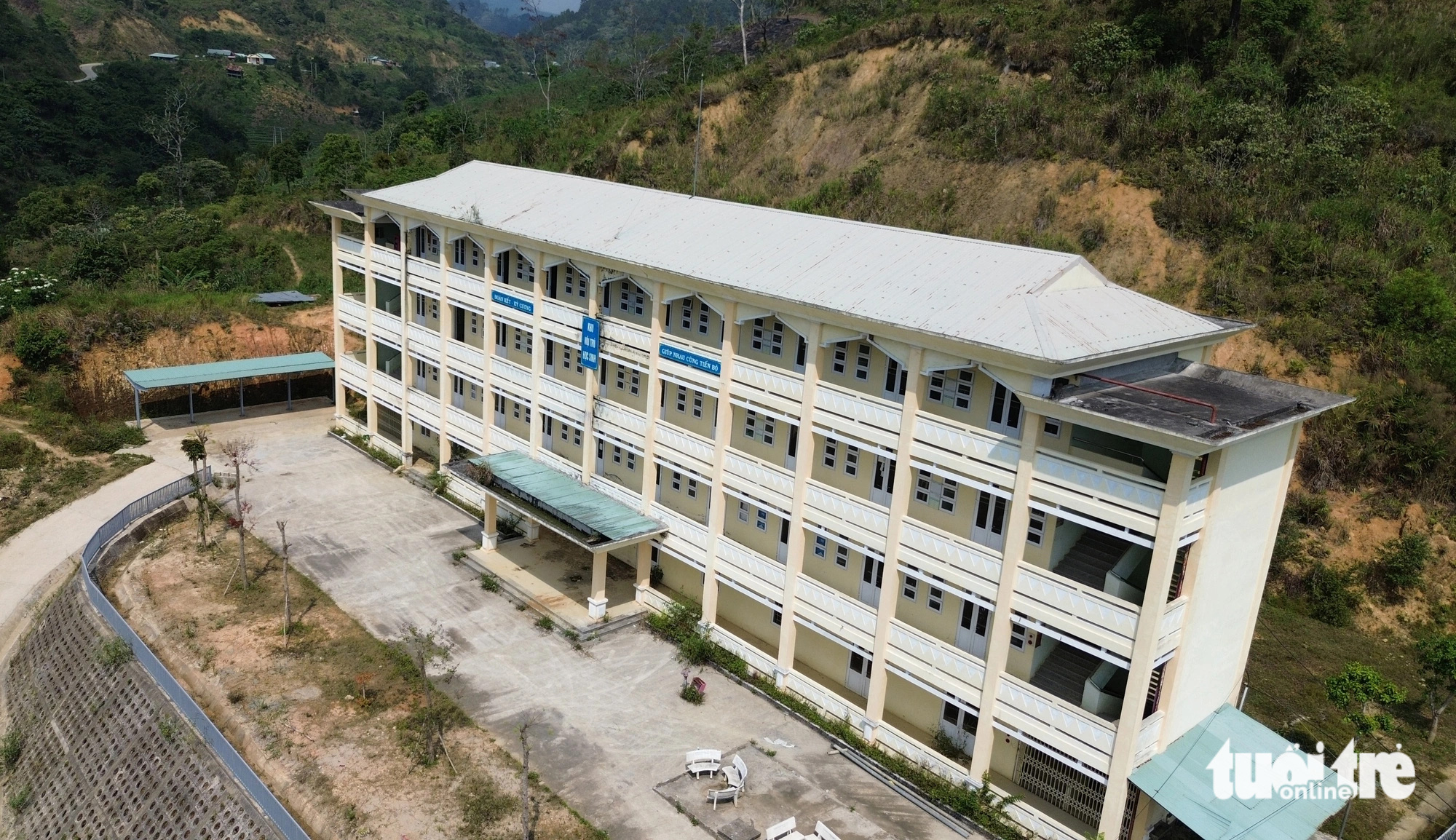 Xây trường 63 tỉ nằm cheo leo trên đồi, học sinh không thể học vì sợ...lở núi- Ảnh 4. Khu nhà nội trú cũng nằm cạnh quả đồi - Ảnh: LÊ TRUNG