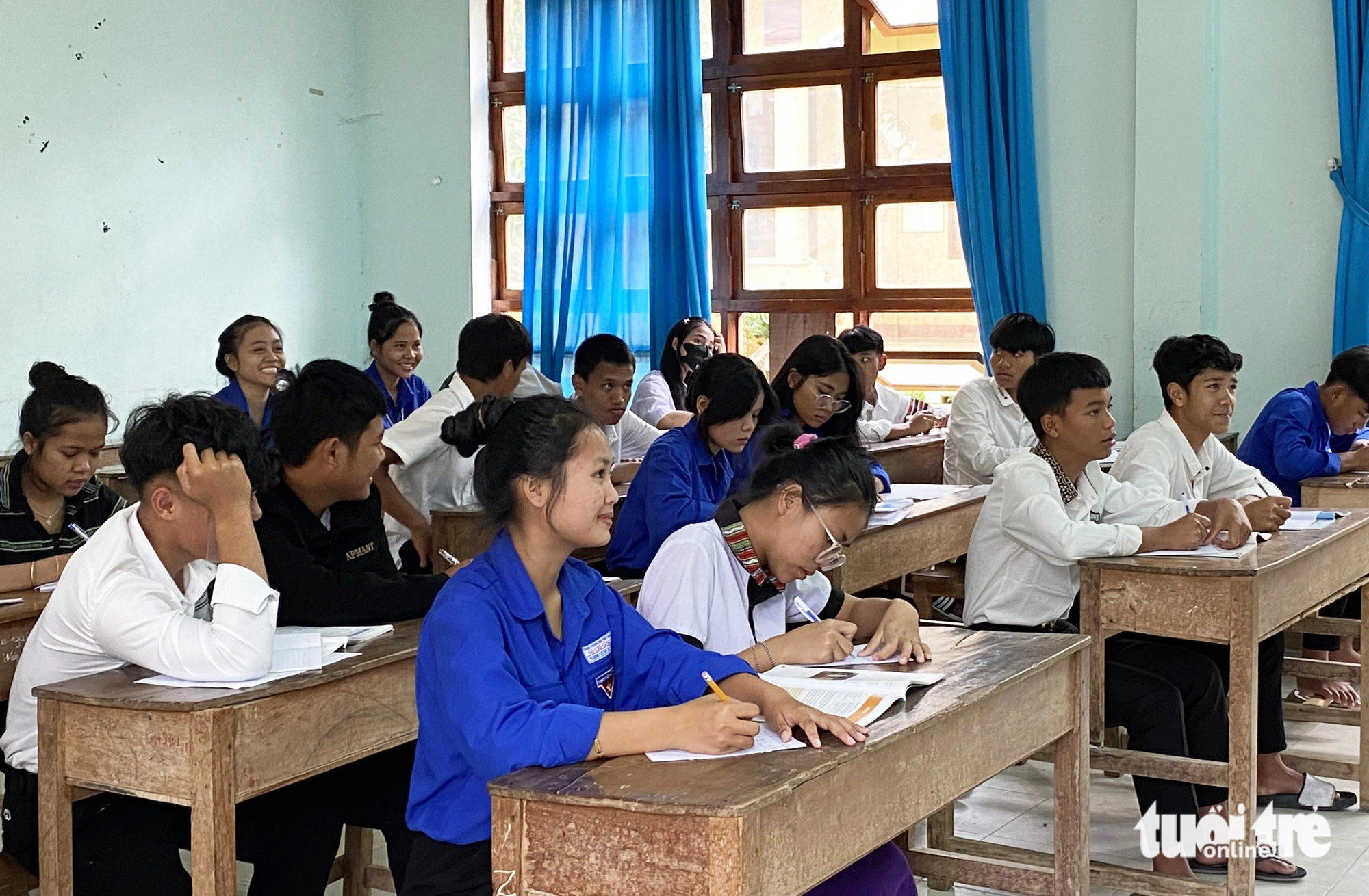 Xây trường 63 tỉ nằm cheo leo trên đồi, học sinh không thể học vì sợ...lở núi- Ảnh 7. Từ năm 2020 đến nay học sinh phải học nhờ ở điểm trường khác - Ảnh: LÊ TRUNG