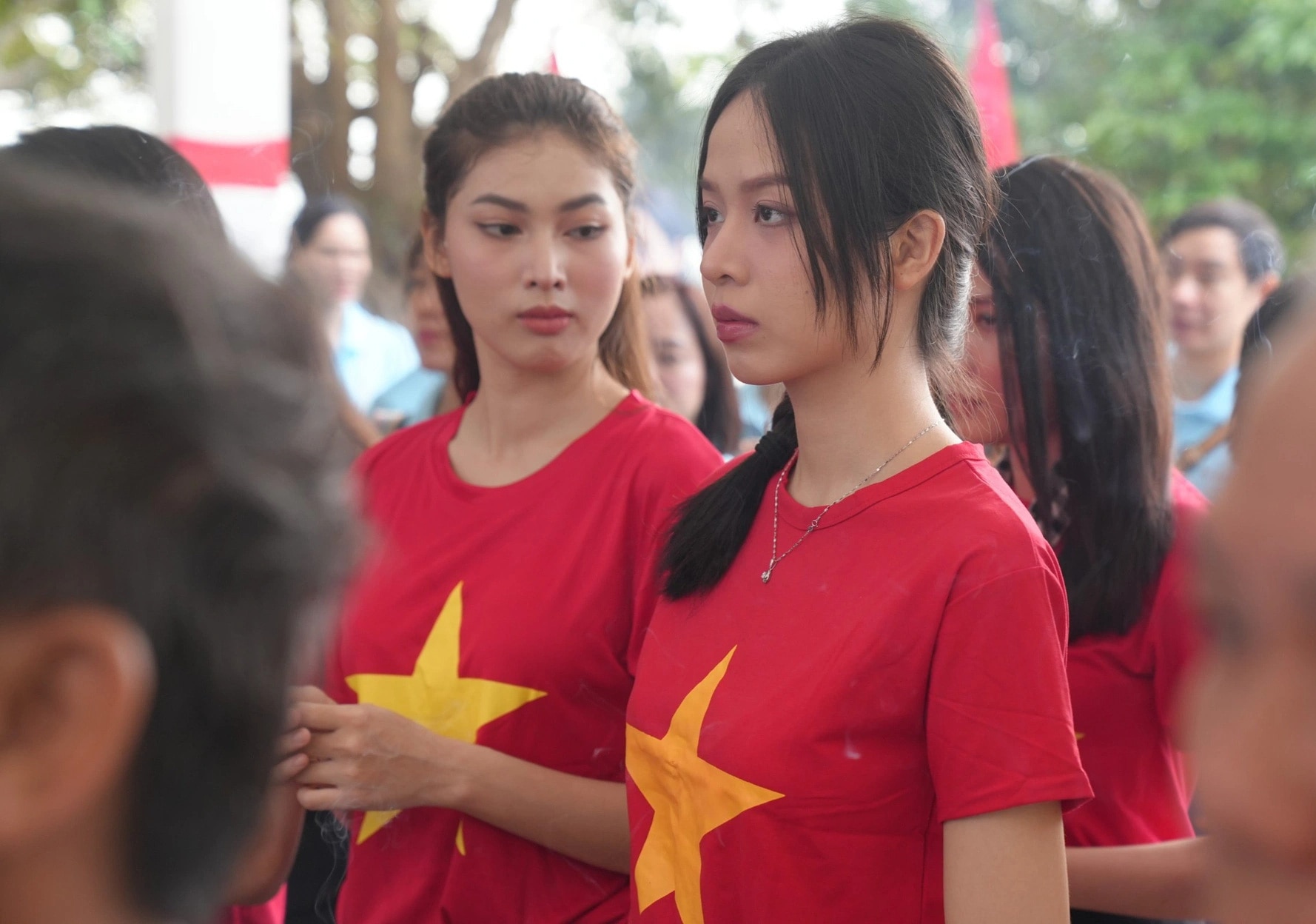 Hoa hậu Việt Nam 2022 Huỳnh Thị Thanh Thủy vô cùng xúc động khi tham dự lễ tri ân, thả hoa tưởng niệm những người dũng cảm chiến đấu, hy sinh tạo nên huyền thoại Vũng Rô lịch sử - Ảnh: Ban tổ chức cung cấp