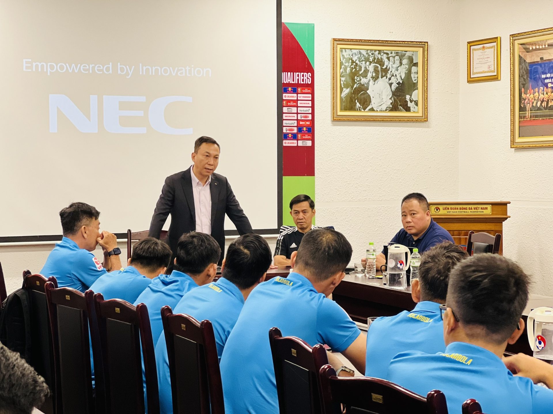 V-League trở lại hứa hẹn ‘nóng bỏng tay’, đừng để VAR tạo sóng tranh cãi- Ảnh 2. V-League trở lại hứa hẹn ‘nóng bỏng tay’, đừng để VAR tạo sóng tranh cãi- Ảnh 2.