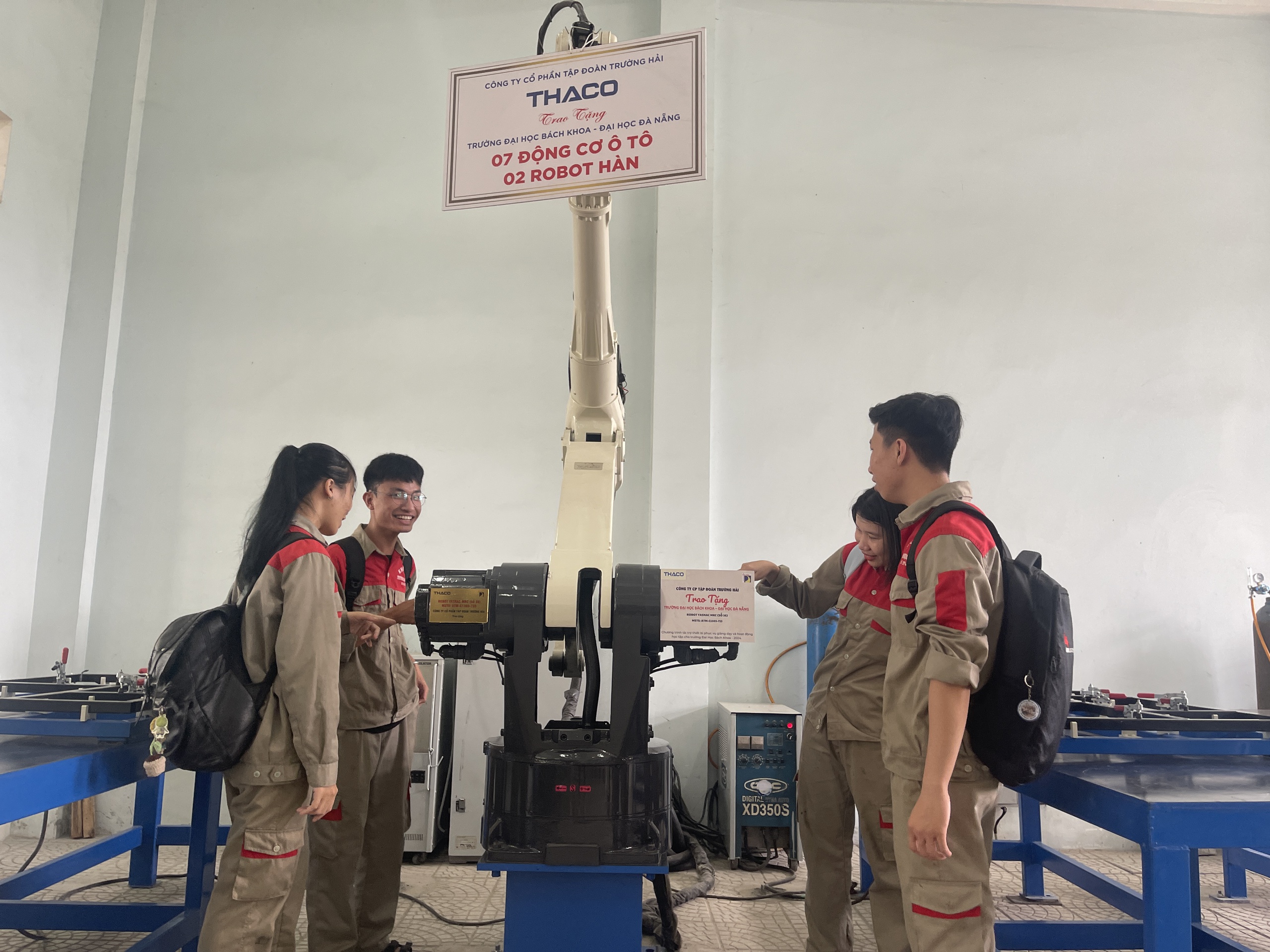 Tặng động cơ ô tô, robot hỗ trợ sinh viên nghiên cứu khoa học- Ảnh 3. Tặng động cơ ô tô, robot hỗ trợ sinh viên nghiên cứu khoa học- Ảnh 3.